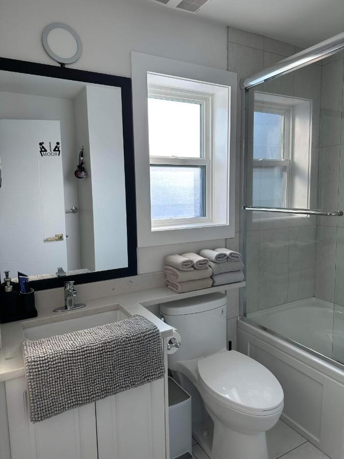 2Br 1.5Ba Full Kitchen Private Guest House - Free Parking - Central Location Vancouver Esterno foto