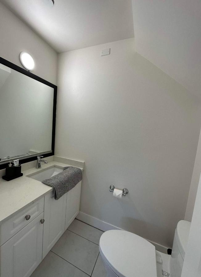 2Br 1.5Ba Full Kitchen Private Guest House - Free Parking - Central Location Vancouver Esterno foto